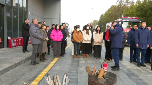 县融媒体中心开展消防实训 筑牢宣传阵地“防火墙”