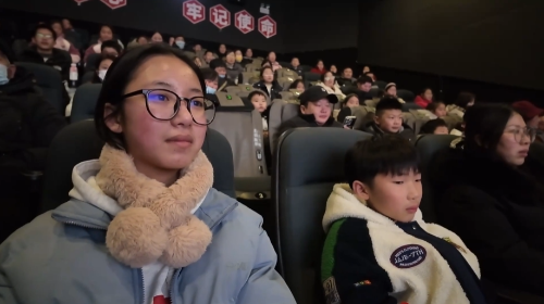 光影铸魂传薪火 青春奋进正当时团县委组织开展青少年爱国主义教育亲子观影活动