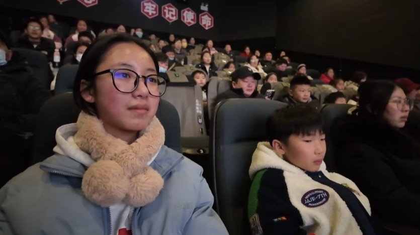 光影铸魂传薪火 青春奋进正当时团县委组织开展青少年爱国主义教育亲子观影活动