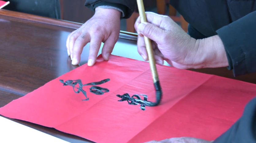 新春走基层 | 翰墨飘香暖乡村 春联送福迎新春